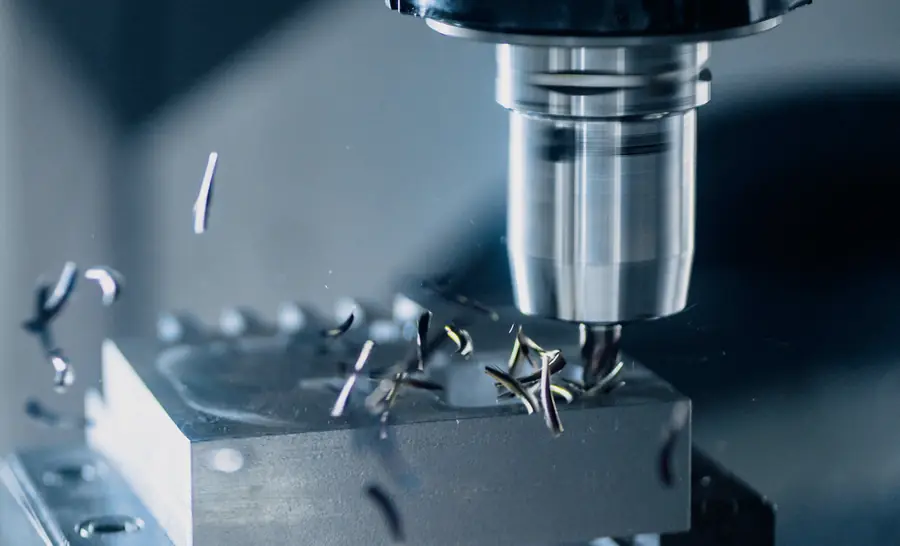 Husillo de fresadora CNC con viruta de acero