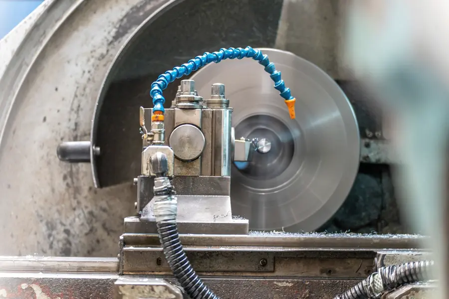 Torno cilindrando una pieza con refrigerante